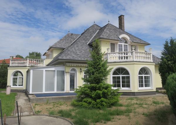 PREDAJ 8 izbového RD s bazénom a saunou, Ivanka pri Dunaji